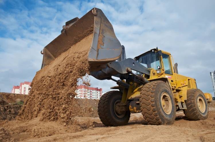 Construction machinery unloading sand